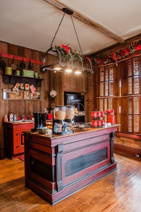 The Historic Wolf Hotel Ellinwood Buitenkant foto
