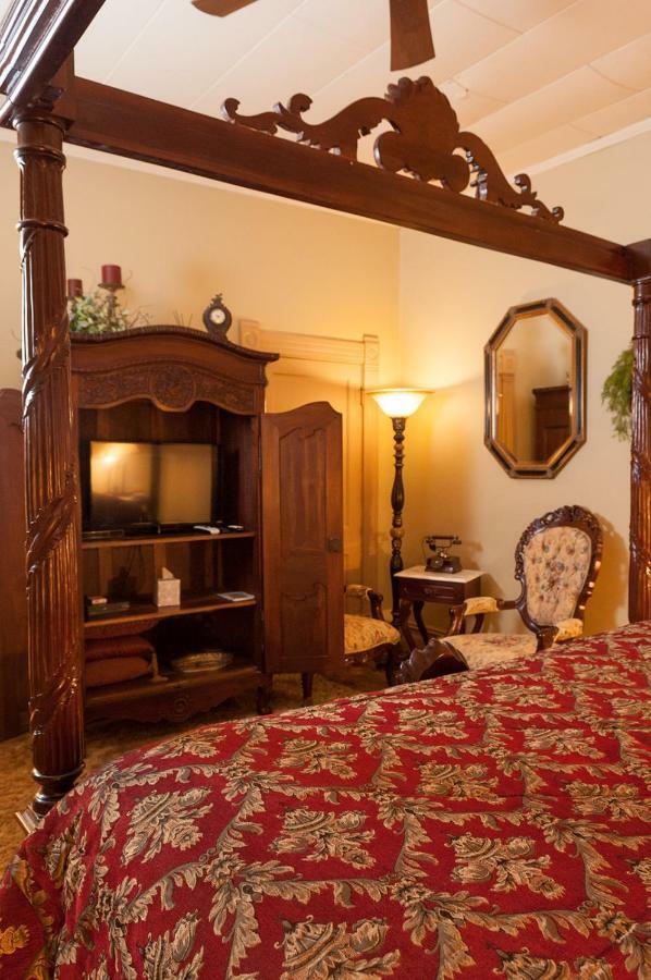 The Historic Wolf Hotel Ellinwood Buitenkant foto