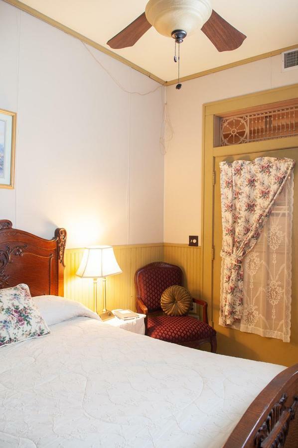 The Historic Wolf Hotel Ellinwood Buitenkant foto