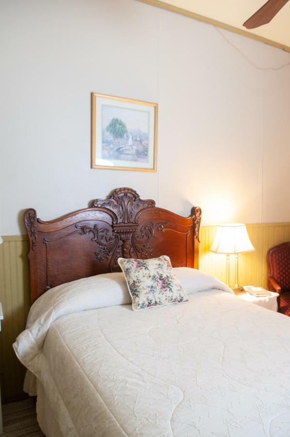 The Historic Wolf Hotel Ellinwood Buitenkant foto