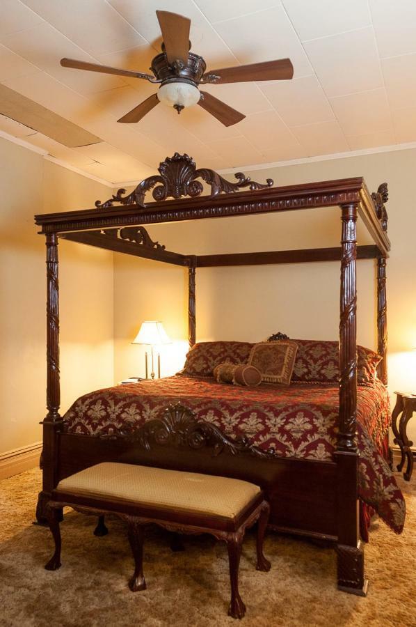 The Historic Wolf Hotel Ellinwood Buitenkant foto